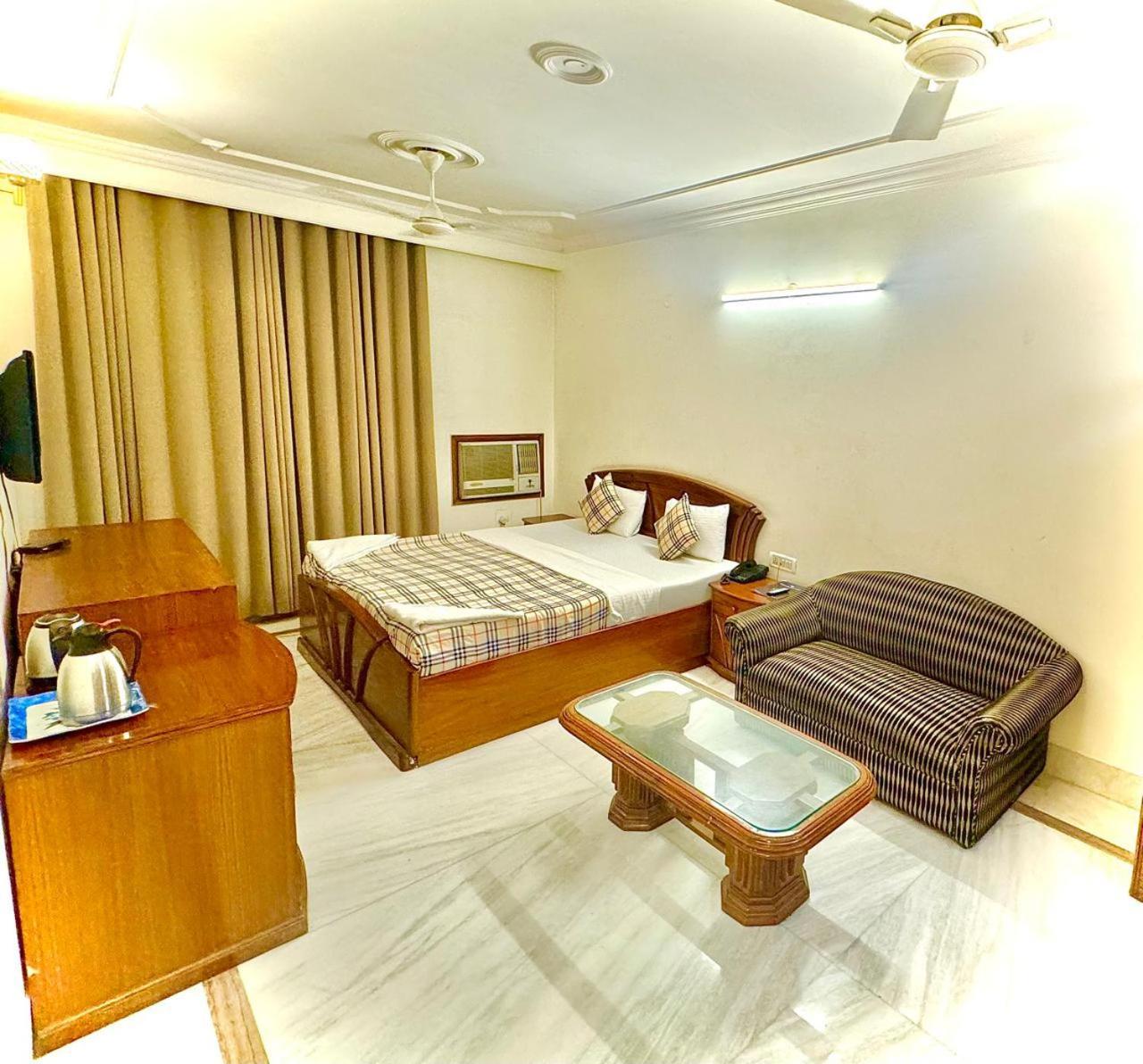 Hotel Pablas International, New Delhi, Near Metro Eksteriør bilde