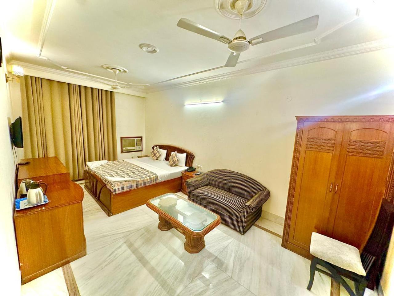 Hotel Pablas International, New Delhi, Near Metro Eksteriør bilde