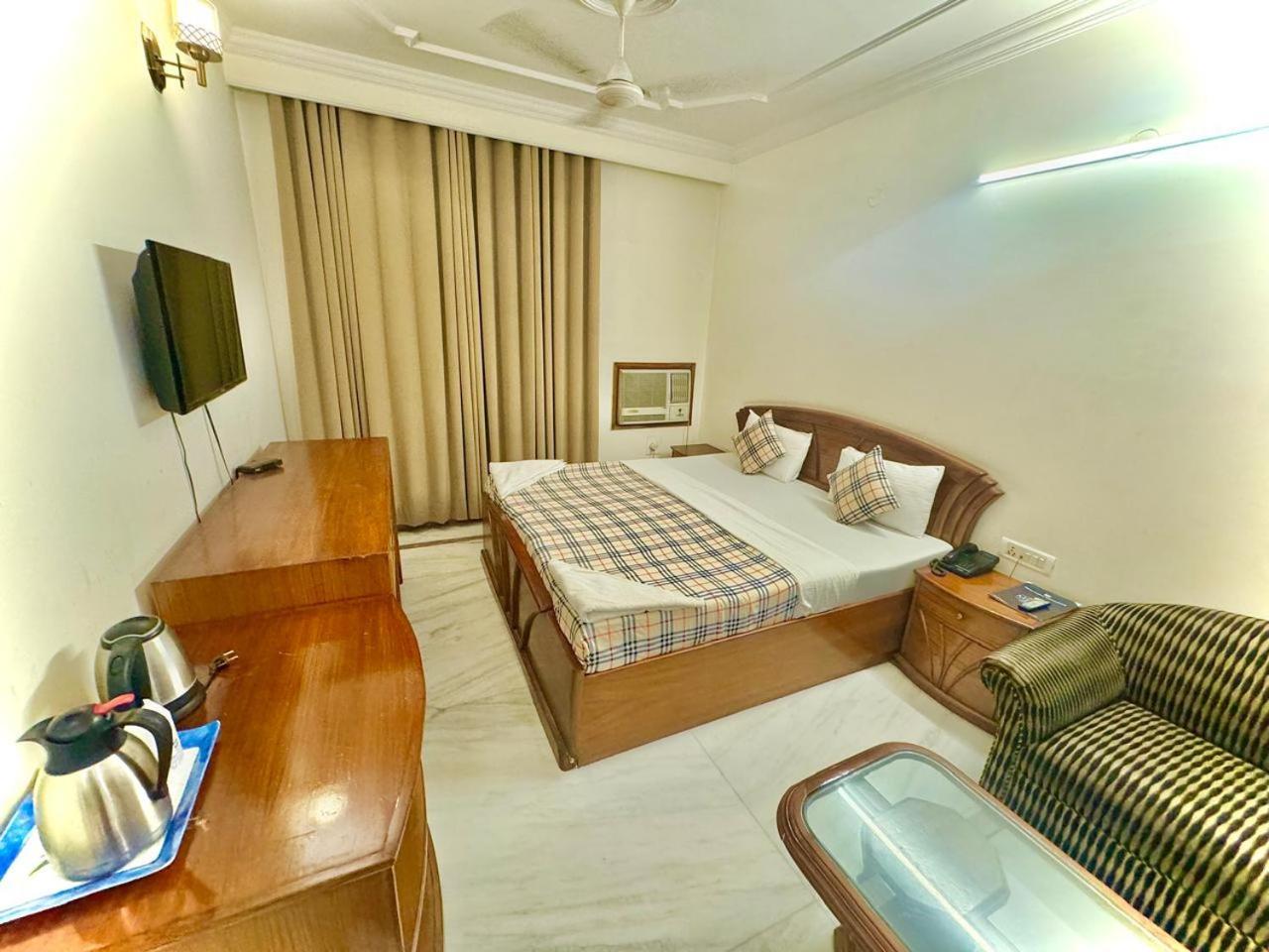 Hotel Pablas International, New Delhi, Near Metro Eksteriør bilde
