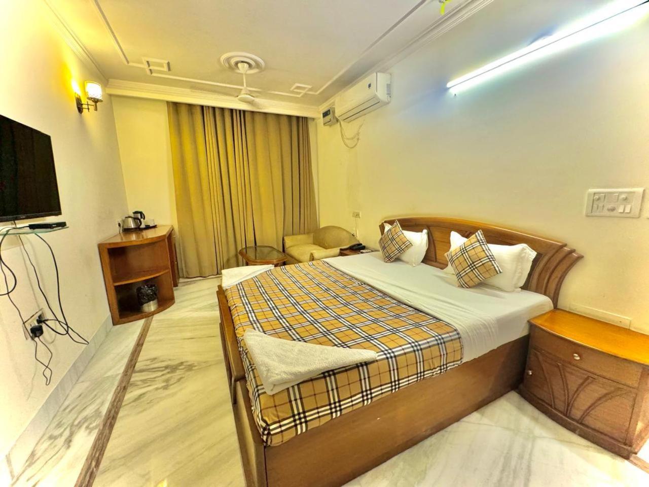 Hotel Pablas International, New Delhi, Near Metro Eksteriør bilde